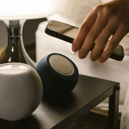 Support Magnétique de Bureau en Silicone – Station de Charge Sans Fil MagSafe pour iPhone 12 / 13 / 14 / 15 / Pro Max Mini